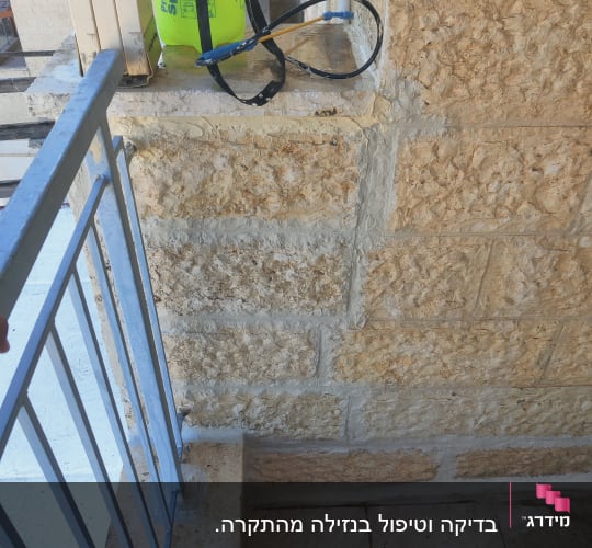 איטום קיר חיצוני עם חומרי איטום וכלי עבודה